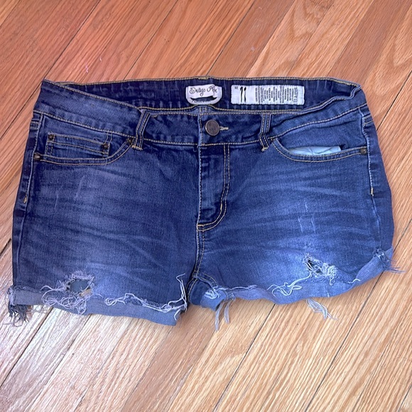 🛍️6/$25! Size 11 distressed Jean shorts - Picture 1 of 3